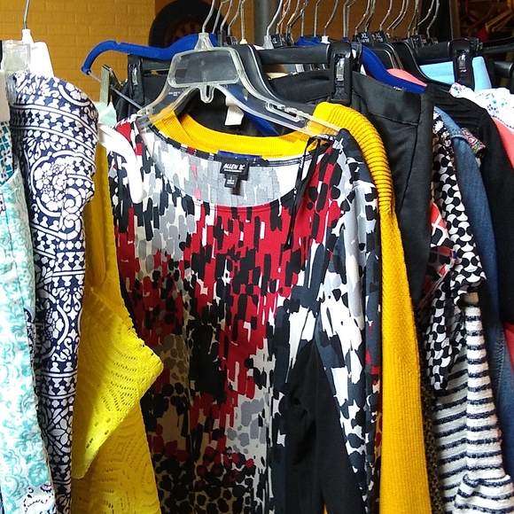 A medium USPS box or Bag of up to 3 pieces. This includes separates and dresses. - Picture 4 of 5